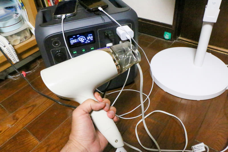 スマホを充電しながらドライヤーを使った場合の消費電力は約1,250W。「AC180」は1,800Wの出力に対応しているのでまったく問題なく動きます