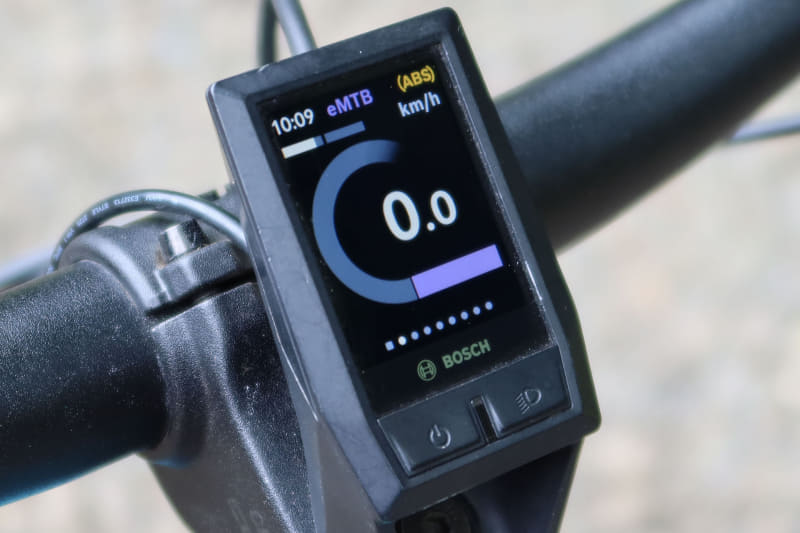 参考用ですがディスプレイ上にも「ABS」の表示が。「eBike ABS」搭載車ディスプレイにこれと同じ表示が出るわけではありませんが、自転車にABS表示って新鮮!