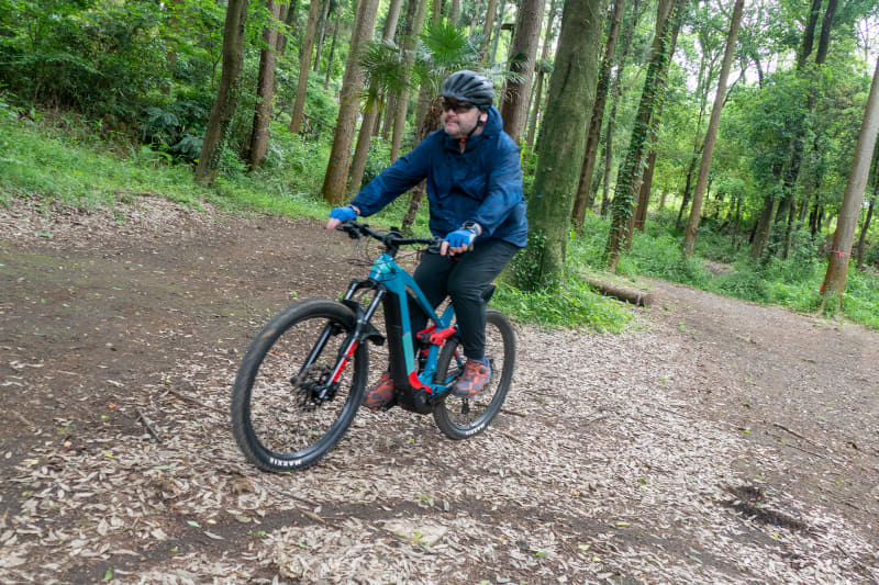 続いて「eBike ABS」をMTB用コースで試しました。ダート路面で落ち葉なんかもあり、若干の雨模様で非常に滑りやすい状態でした