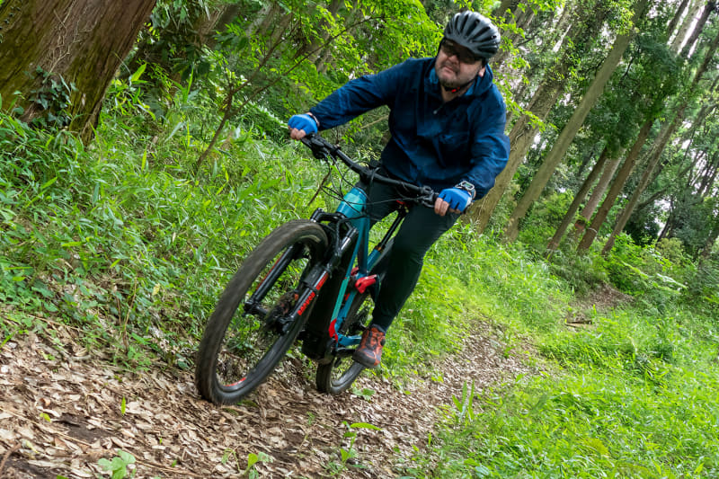 下りを果敢に攻める(!?)筆者。久々のMTBコース走行で最初はおっかなびっくりでしたが、下りでのABSの安心感により、すぐに(調子に乗って)下りでスピードを出すようになりました