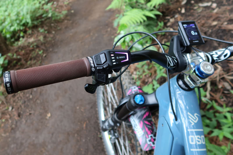 ハンドル周りには(現在は)「LED Remote」(手前)と「Kiox 300」(奥)を装着。LED Remoteの操作感について「確実にボタン操作できるようになって、以前のモデルより快適になった」とのこと。2023年版のPerformance Line CXについても「自然でスムーズな動作感でとても気に入っている」そうです