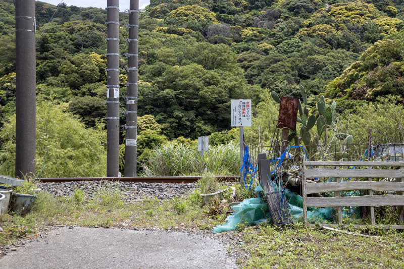 地理的に海岸線→JR内房線→山という並びなので、山の奥へ進むにはJRを越えられるかがひとつのポイント。先へは行ってないけど、ここはいわゆる勝手踏切のように見えた