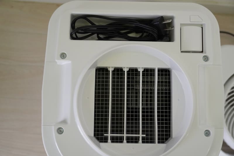 サーキュレーターの電源コードは本体にしまうことができます