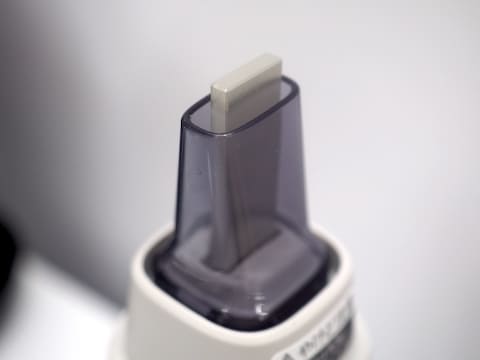 衣類のシミをこすらず落とすシャープの超音波ウォッシャー。漂白剤にも