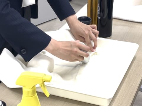 衣類のシミをこすらず落とすシャープの超音波ウォッシャー。漂白剤にも