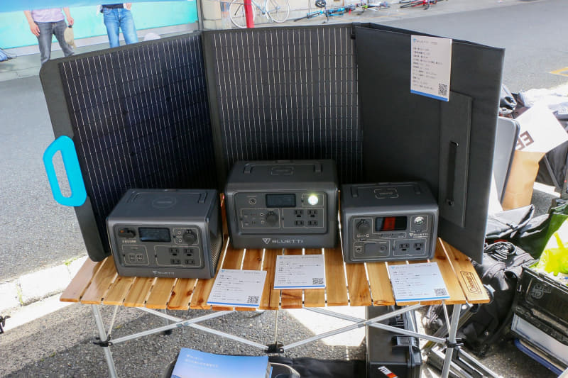 BLUETTIは300Whクラスの「EB3A」、500Wh「EB55」、700Whクラスの「EB70S」を展示。こちらもソーラーパネルの「PV200」も