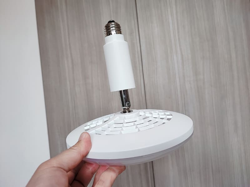 製品本体。電球を差し込むためのE26ソケットに直接差し込んで使えるので、電源を別で用意する必要がありません