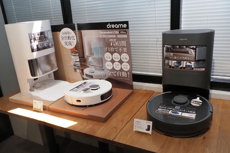 右が最大90日間ゴミ収集する「DreameBot D10s Plus」