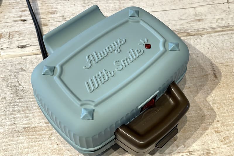 レコルト「プレスサンドメーカー ミニ」。1枚の食パンで作れるホットサンドメーカー。小ささ＝かわいさで正義。この色「ペールブルー」もくすみカラー