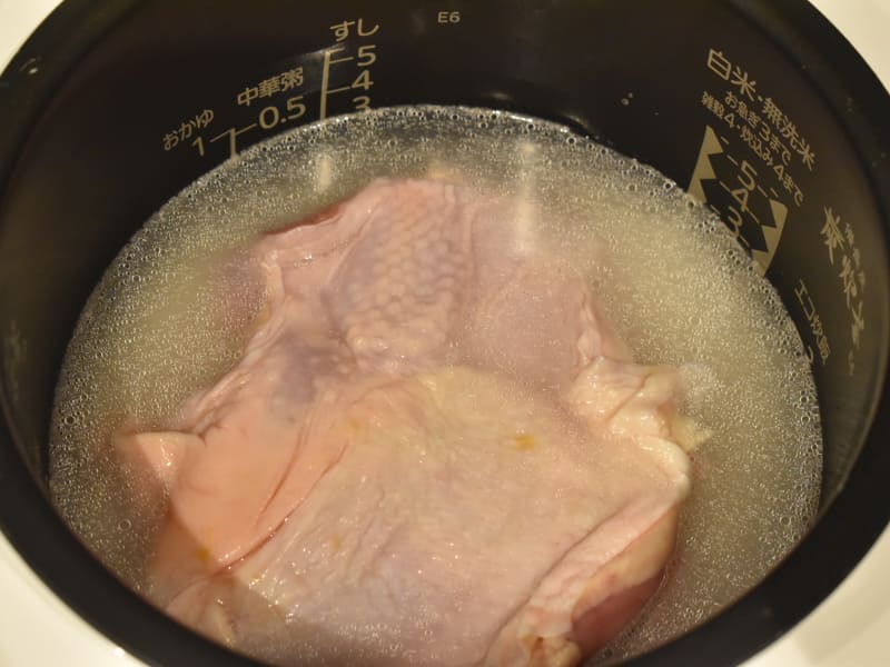 鶏もも肉の皮は上にして置きます