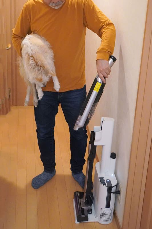 片手で犬を抱っこした状態でも、ハンディクリーナーとして取り出せます。これが本当に便利!
