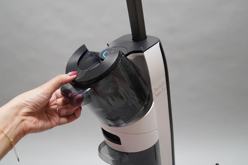 取り出しやすい形状をしたDyad Proの清水タンク。タンク容量は900mlと水拭きクリーナーとしては大容量