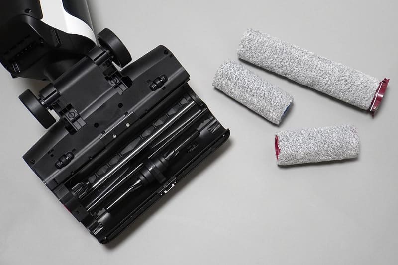 ローラーブラシを外したところ。ヘッド奥には凸型のスクレーパーがあり、この出っ張りでブラシの汚れをこそげ落とします。搾り取った汚れを中央の吸引口から汚水タンクに吸引