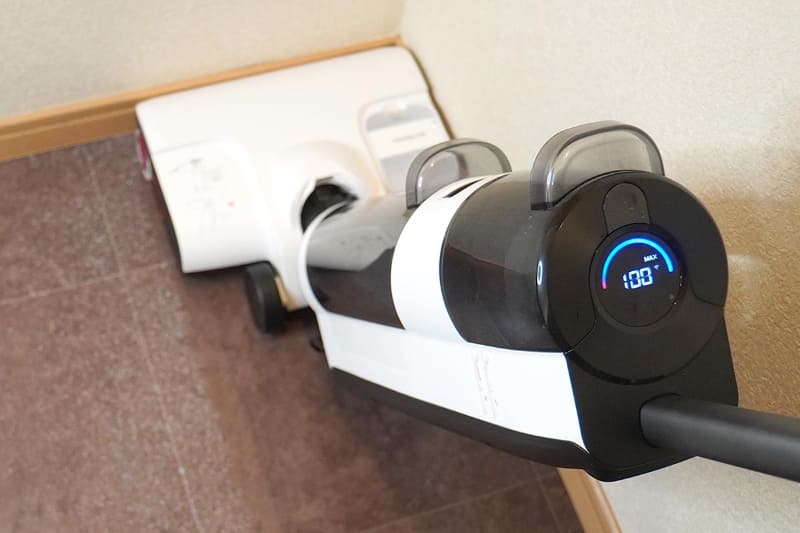 見やすい位置にあるLEDパネル。中央の数字はバッテリー残量(%)。上のアーチ状のゲージは床汚れのレベルで、赤の割合が多いほど床が汚れています。オートモード時はこの汚れに合わせてパワーが変動します