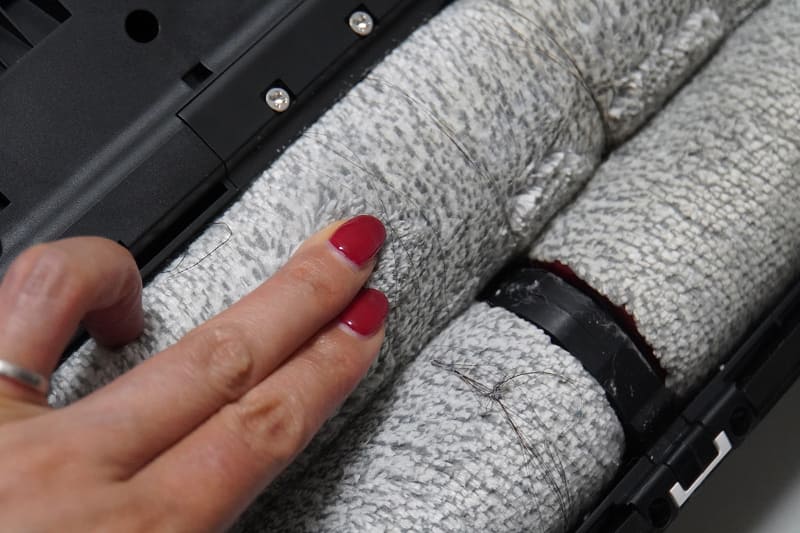 自動乾燥後のローラーブラシ。手で触ると乾いていましたが、一部毛の奥が湿っている部分も。気になる場合は、アプリで乾燥時間を最大6時間まで延長できます