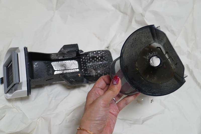 汚水タンクと汚水タンクカバー。約50㎡を掃除したわりには溜まった汚水量はそこまで多くありません。とはいえ、水はドロドロなので、それだけ床がキレイになったことを実感できます