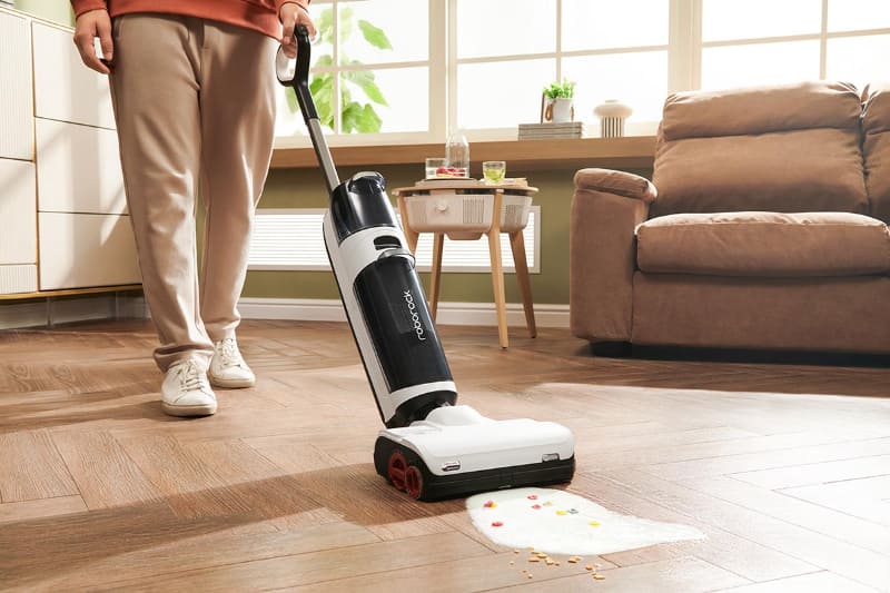 固形のゴミも液体も一度に拭き取るのが水拭きクリーナーの魅力