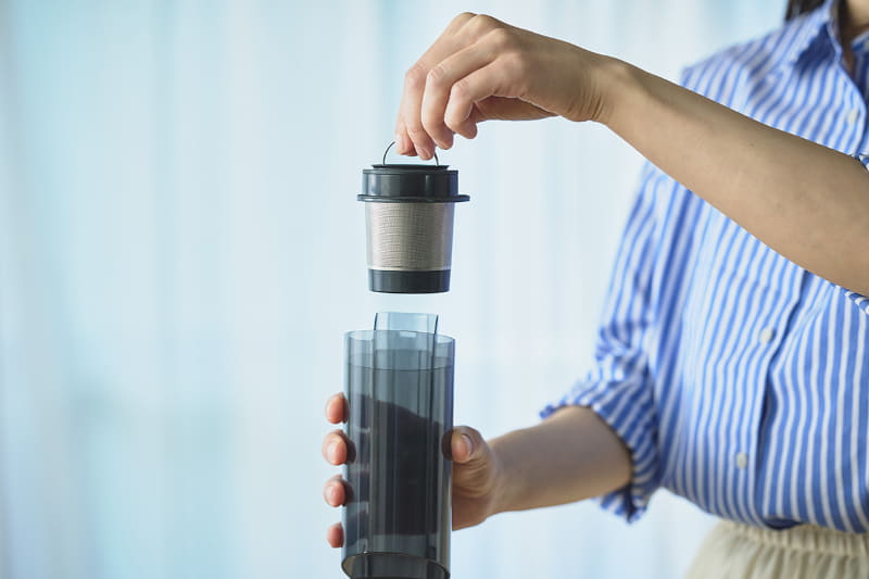 ダストカップからフィルターとフィルターケースを取り出し、ゴミを捨てるだけ