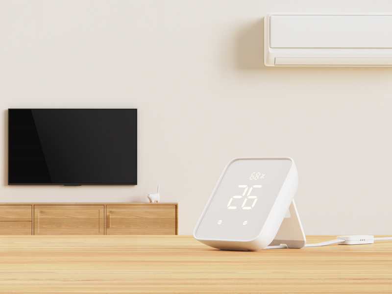 外出先から部屋の温度/湿度を確認し、エアコンなどを遠隔操作できる