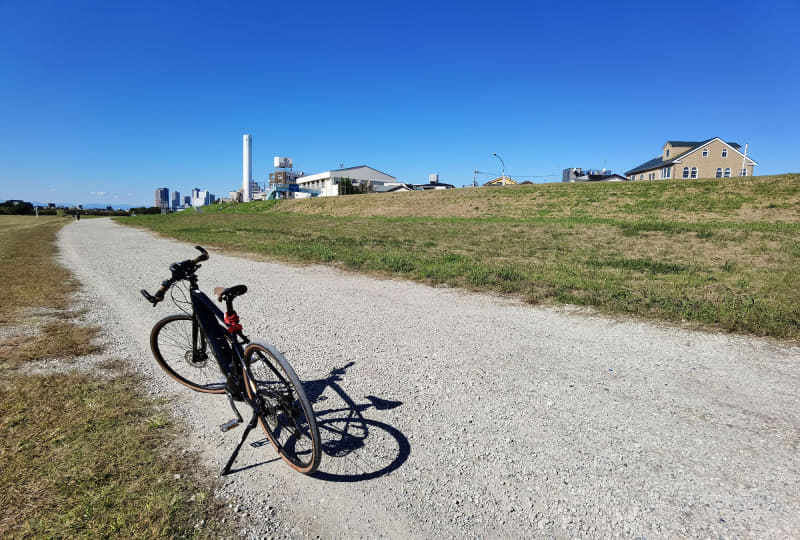 清水氏のe-bikeホームグラウンドは多摩川沿い。グラベル(砂利道)も走っちゃいます