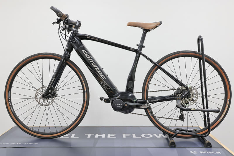 持ち込んだ「E-POWER SHAPE PT500」。テーブルの上に固定し、さぁドライブユニットの取り外しです!