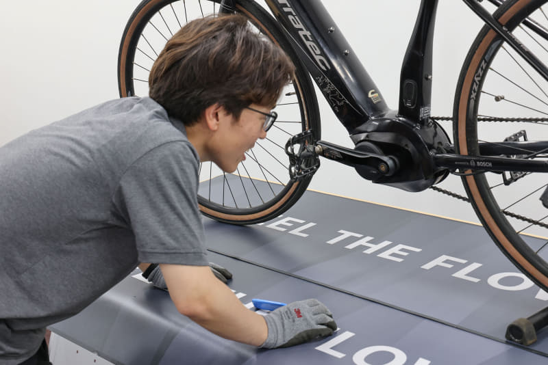 作業にあたってくださったのは、ボッシュ・ジャパン eBike マーケティング 豊田 佑一 氏。豊田氏は国内メーカーで電動アシスト自転車のドライブユニットを手がけた後にボッシュへ。さまざまなドライブユニットについてよく知るエンジニアでもあります。10,000km走行したドライブユニットを見て「結構キレイな状態ですねー」と