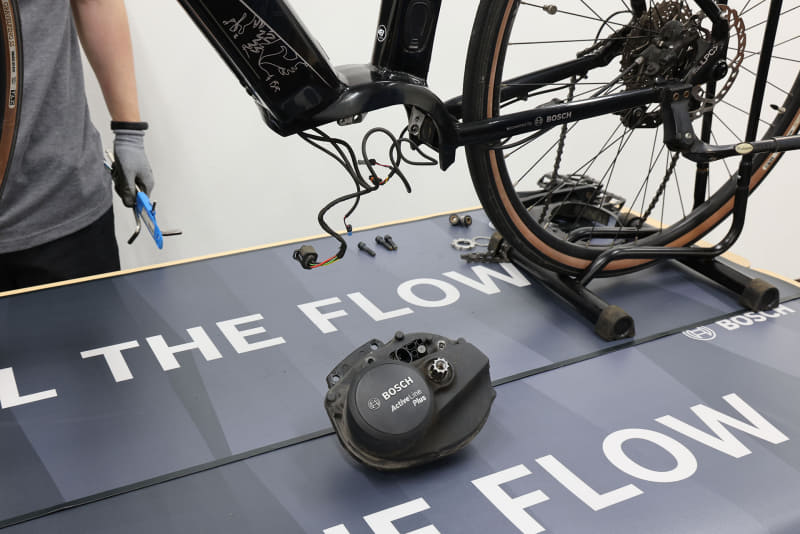 そしてドライブユニットが外れました。これがe-bikeのアシスト走行を支えるモーターです
