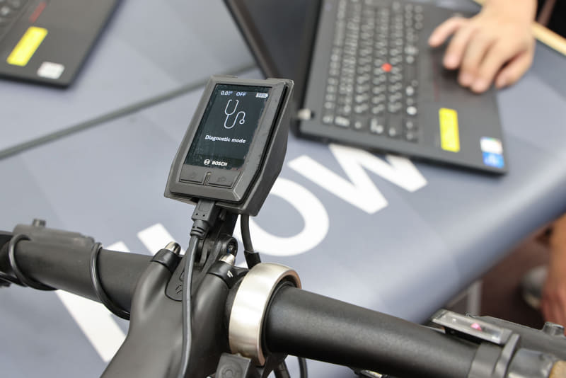 接続中のe-bikeのディスプレイには「Diagnostic mode」と表示され、聴診器のアイコンが現れました。Diagnosticは「診断」の意味で、診断モードというわけですね