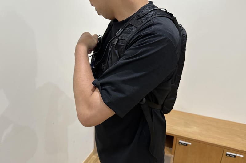 着たまま操作しているところ