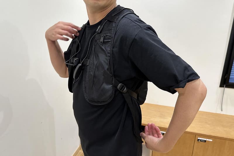 シャツの上に装着。前から見ると、厚みはほとんど目立たないようだ