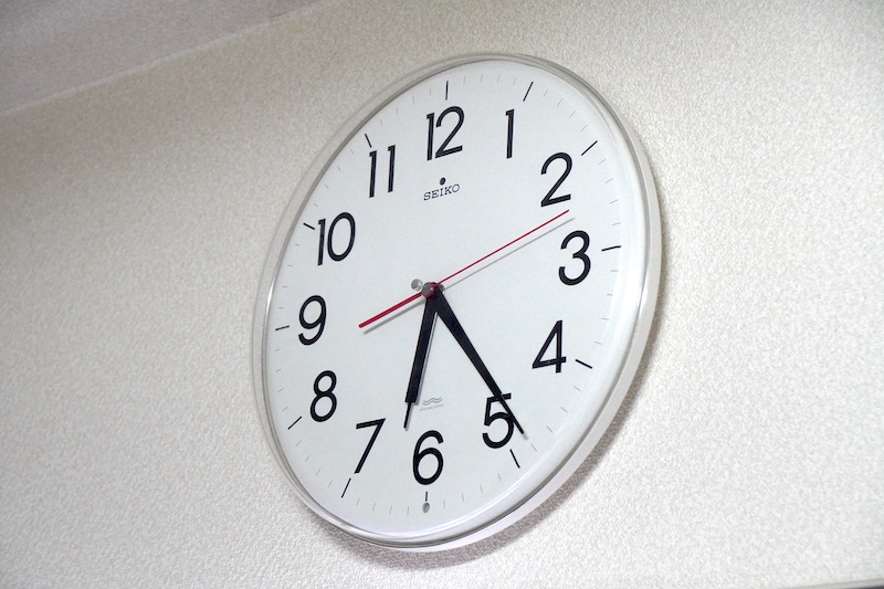 今は、もう、動かない〜セイコー「KX301H」。縁の部分も透明なので壁の高いところに掛けていても視認性が高くてお気に入りだったのですが……