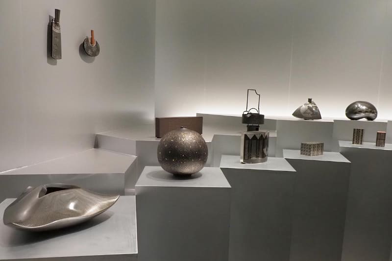 中川さんの加賀象嵌作品や、中川さんに影響を与えた作品の数々を展示。他アーティストとのコラボレーションも