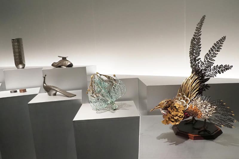 中川さんの加賀象嵌作品や、中川さんに影響を与えた作品の数々を展示。他アーティストとのコラボレーションも