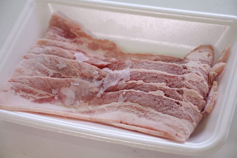 他社の冷蔵庫で冷凍した肉は、乾燥して白っぽくなっていました