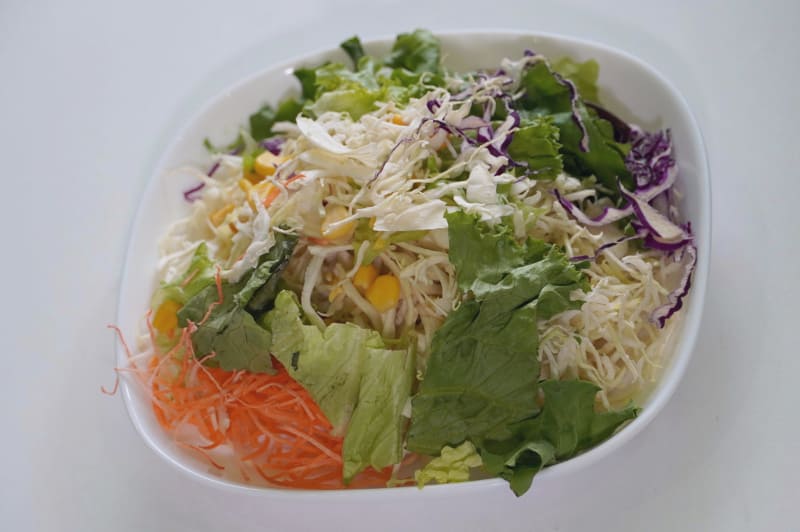 丸一日経過したサラダ。表面は少し乾燥していますが、とても丸一日置いたようには見えません