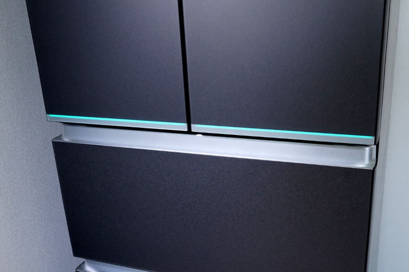 近付くとふわっと光るLEDステータスバー。冷蔵庫の状態がわかります