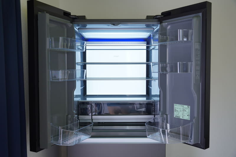 冷蔵室を開けたところ。天面と背面がパネル照明になっているので、とても美しいです