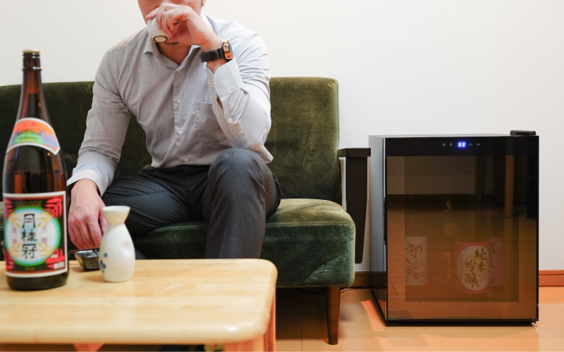 サンコー「一升瓶を縦置きできる日本酒冷蔵庫 俺の酒蔵 JPSABRSBK」