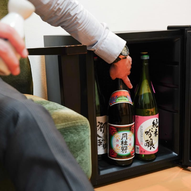日本酒の一升瓶を立てたままで5本収納できる