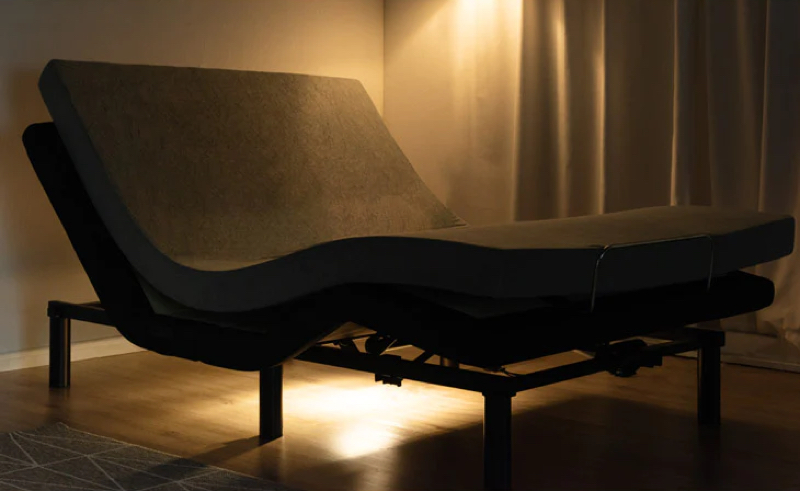 トイレに行く際に便利な足元ライトも備える