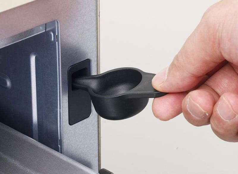 付属の給水カップで水を入れる