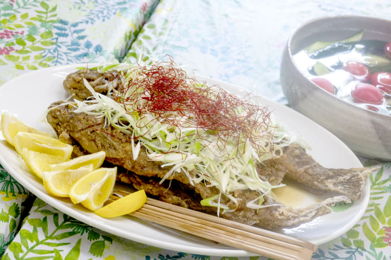 まずはニジマスの姿揚げ。大物2匹をそのまま唐揚げに