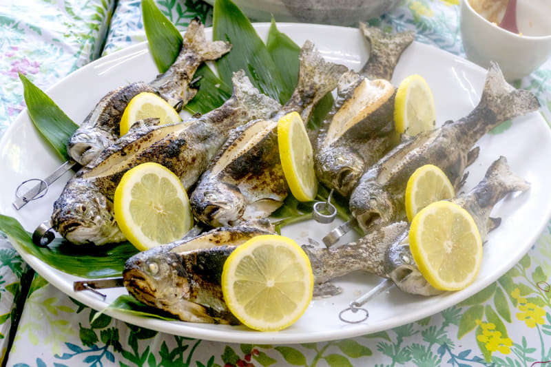 続いては塩焼きの登場! 姿揚げも塩焼きももう一皿出てきました