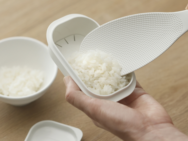 薄く角を丸みのある形状にすることで、ムラなくふっくらとご飯を温められる