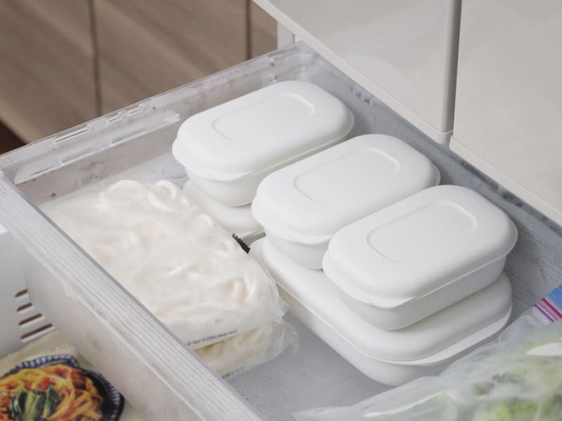 「極 冷凍ごはん容器 大」の上には「極 冷凍ごはん容器 小」を2つ重ねて冷凍できる