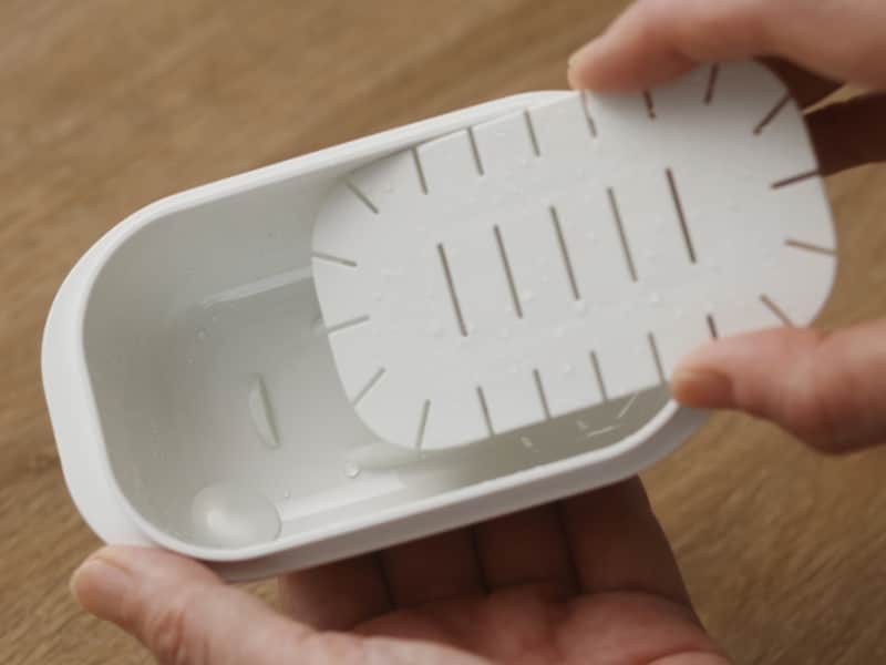 容器の底に「すのこパーツ」をセットした上で、ご飯を入れる