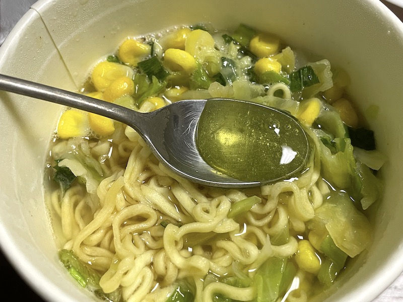 カップの塩ラーメン。いやぁ、これは……