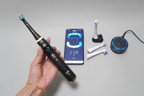磨き残しを充電台にリアルタイム表示する最新電動歯ブラシで、家族の 