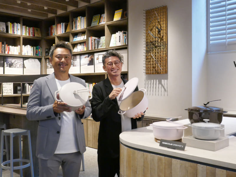 愛知ドビーが新サービス「リクラフトプログラム」を開始。写真は同社 代表取締役社長の土方邦裕さん(左)と、代表取締役副社長の土方智晴さん(右)