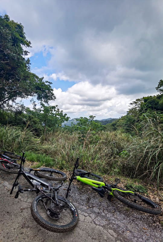 たま～に眺望も。でも全体的に悪路で、どちらかといえばアドベンチャーサイクリングって感じです